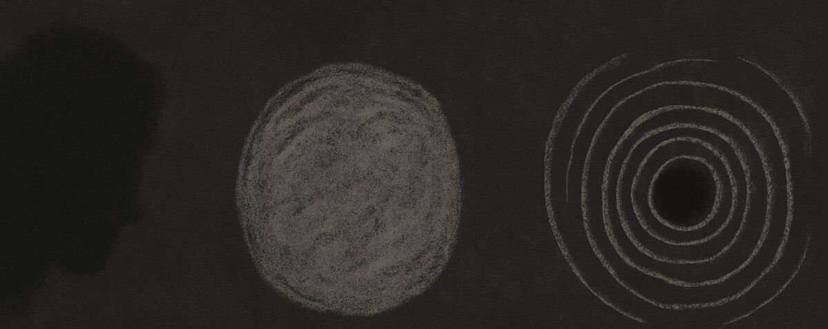 Tres dibujos en tiza sobre fondo negro: una sombra, un círculo gris y ondas concéntricas alrededor de un vacío